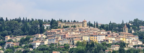 Où peut-on trouver une location de vacances en Provence avec des ateliers de peinture et des visites de galeries d'art?